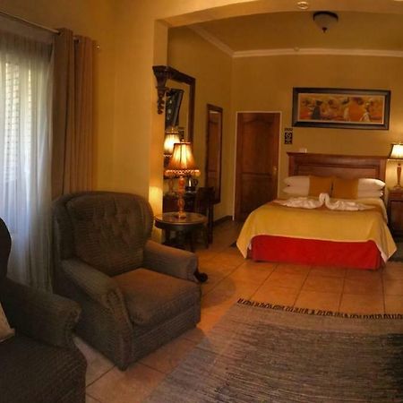 Le Cozmo Guesthouse Johannesburg Esterno foto