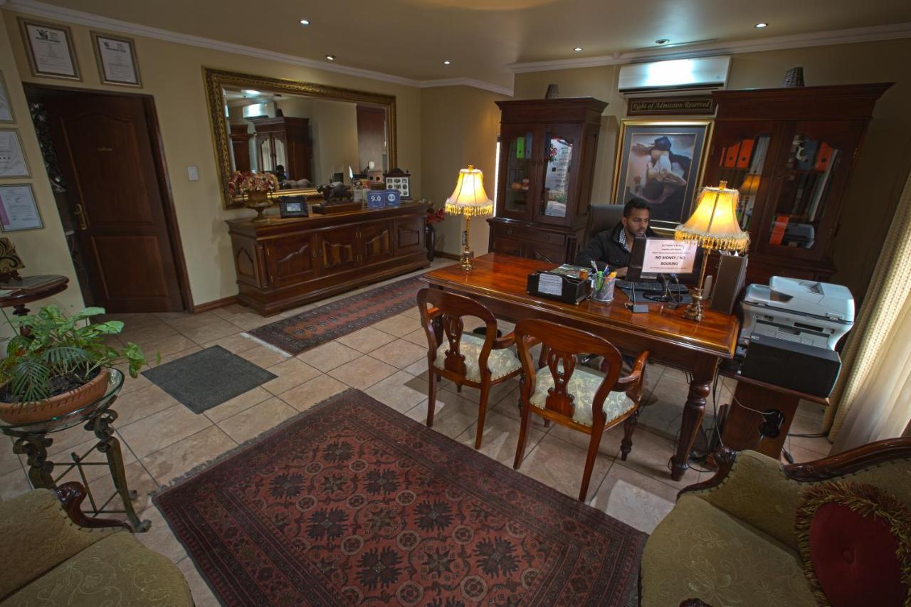 Le Cozmo Guesthouse Johannesburg Esterno foto