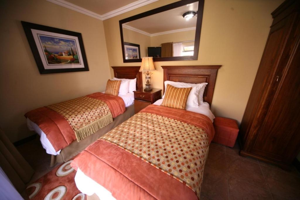 Le Cozmo Guesthouse Johannesburg Esterno foto