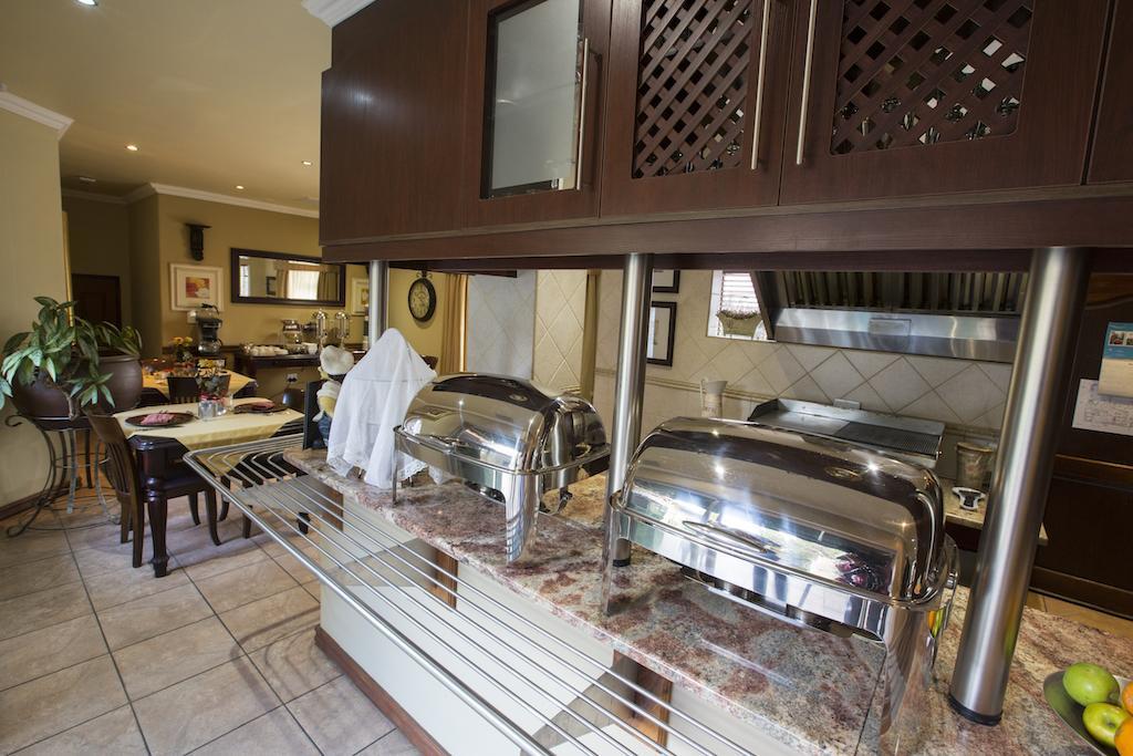 Le Cozmo Guesthouse Johannesburg Esterno foto