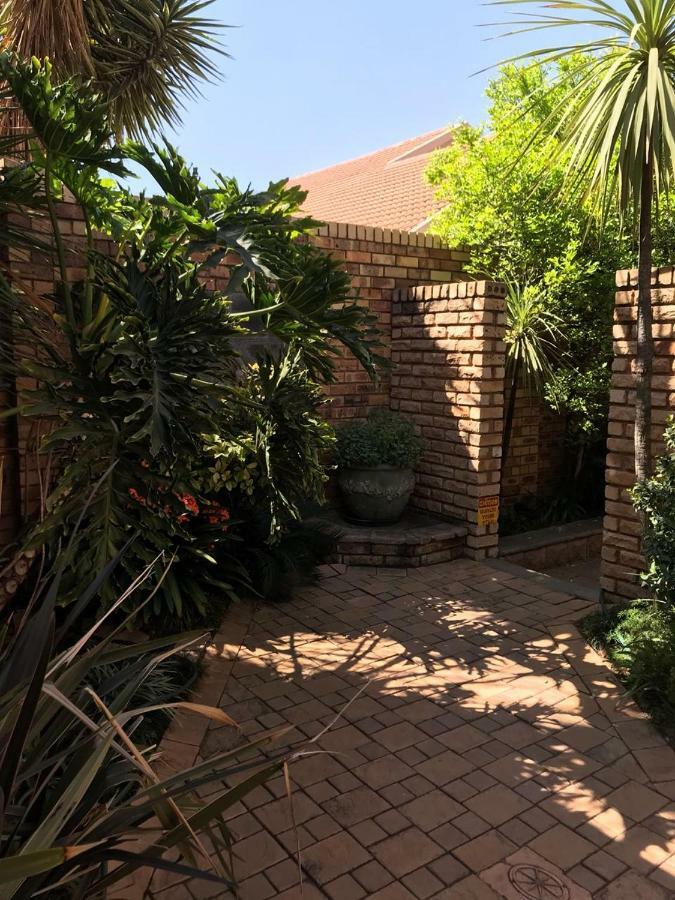 Le Cozmo Guesthouse Johannesburg Esterno foto