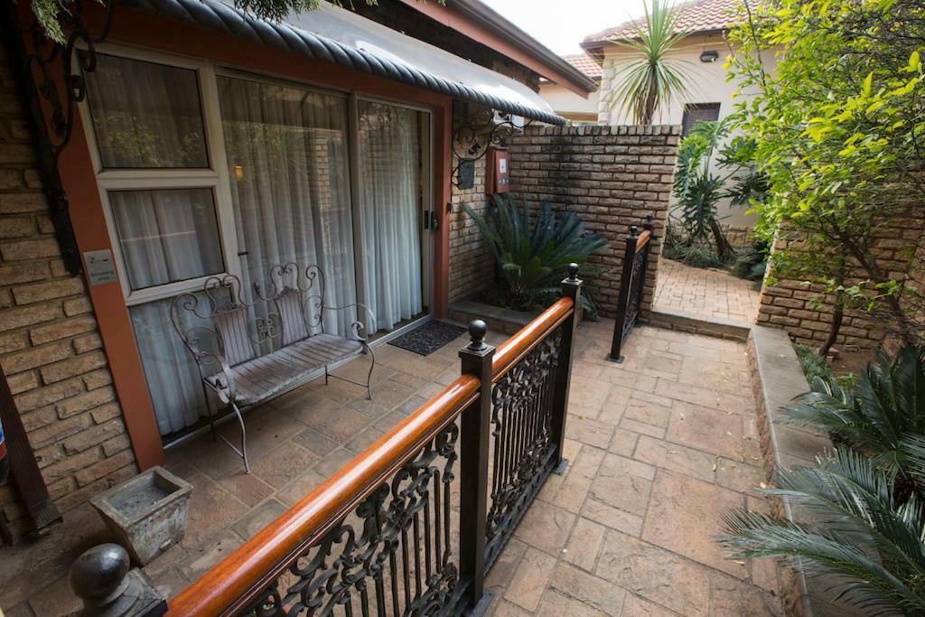 Le Cozmo Guesthouse Johannesburg Esterno foto